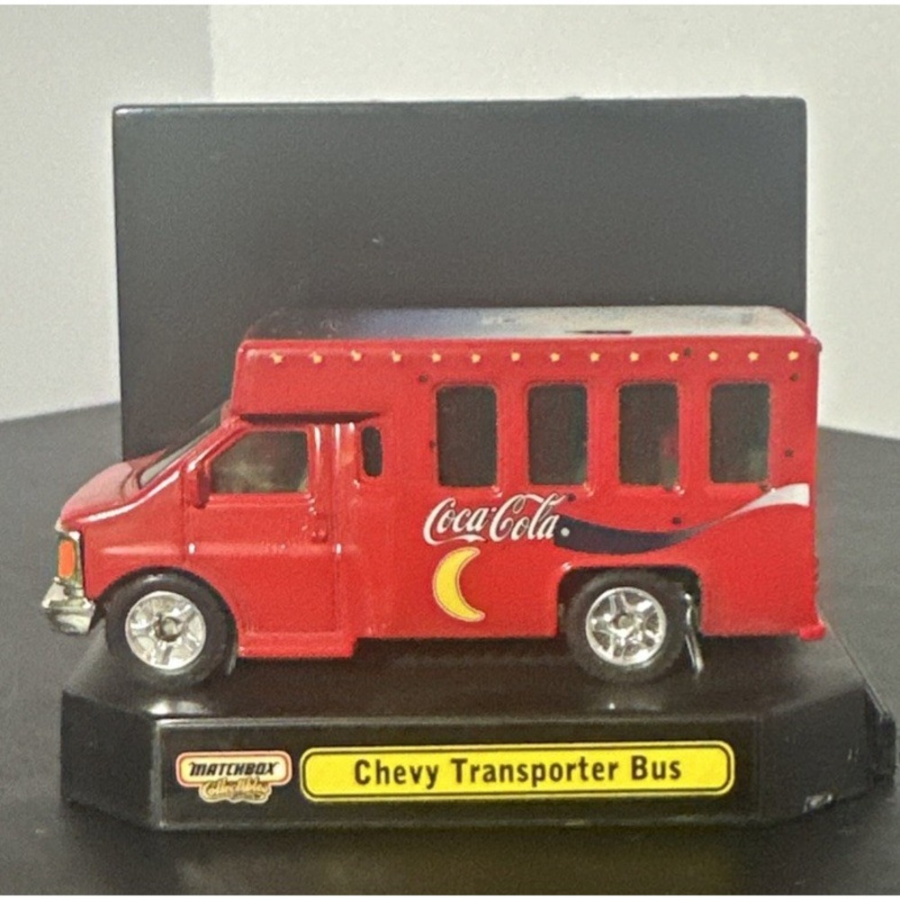 1999 Matchbox Coca Cola 3" Chevy Transport Bus Polar Bears‎